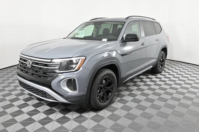 2025 Volkswagen Atlas Peak Edition SE photo 2