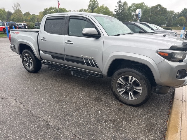 2019 Toyota Tacoma TRD Sport photo 2