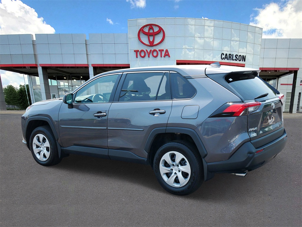 2022 Toyota RAV4 LE photo 4