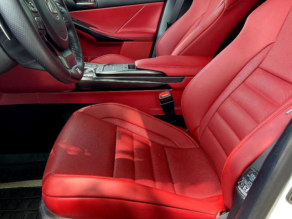 2024 Lexus IS 300 F SPORT photo 4