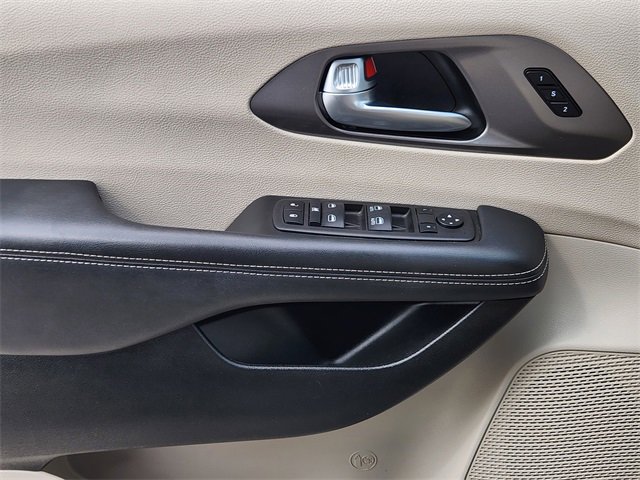 2024 Chrysler Pacifica Touring L photo 15