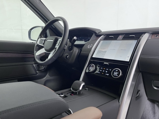 2025 Land Rover Discovery SE photo 16