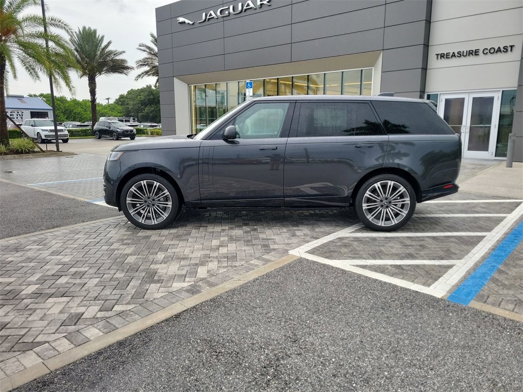 2025 Land Rover Range Rover SE photo 2