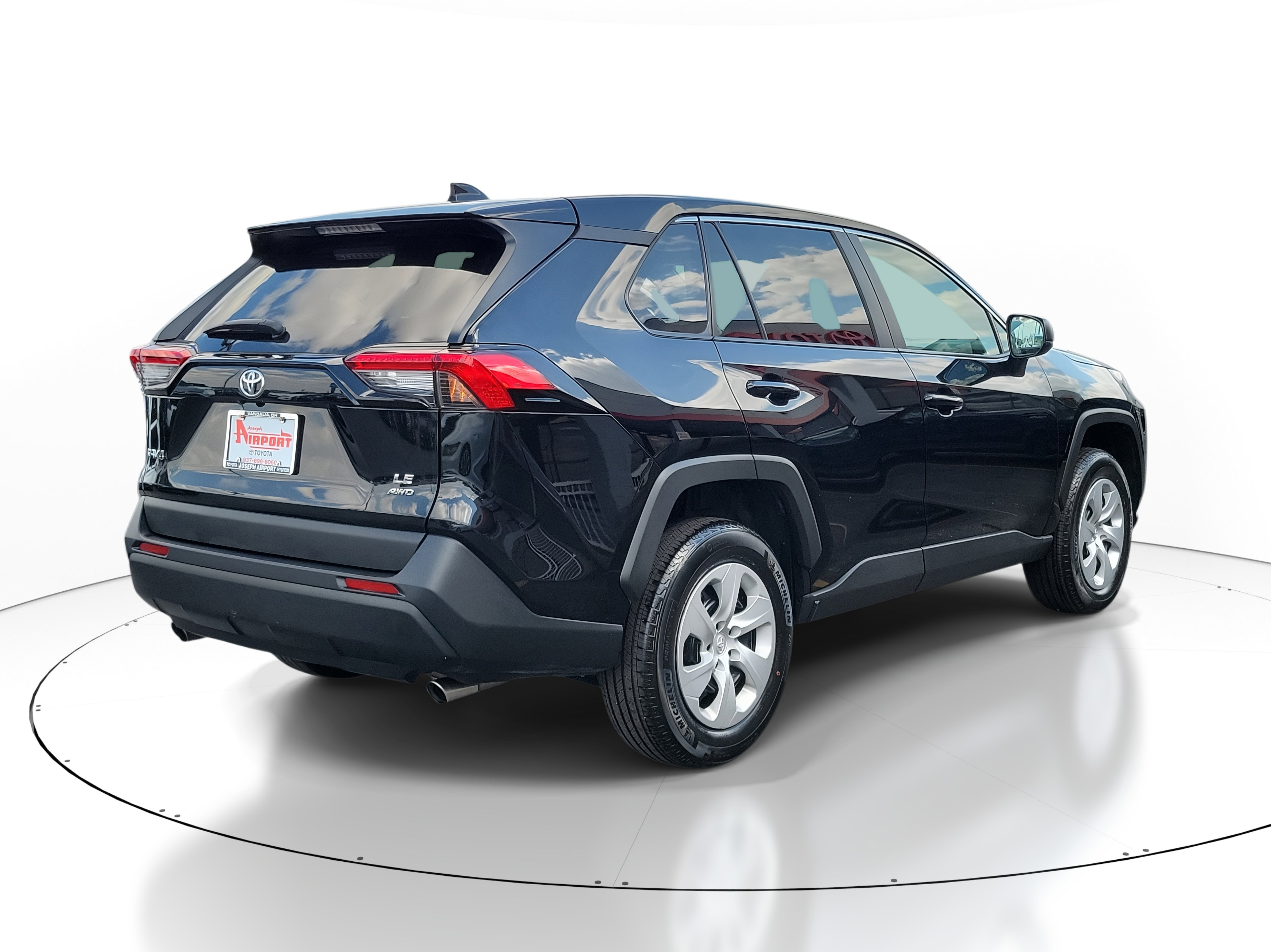 2024 Toyota RAV4 LE photo 4
