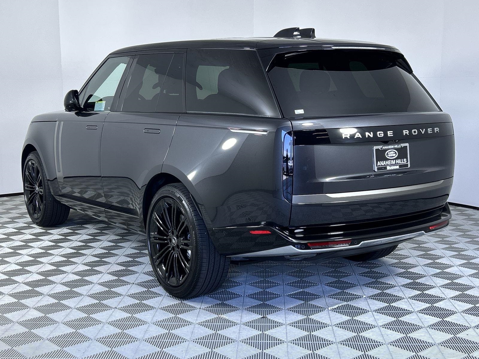 2025 Land Rover Range Rover SE photo 3