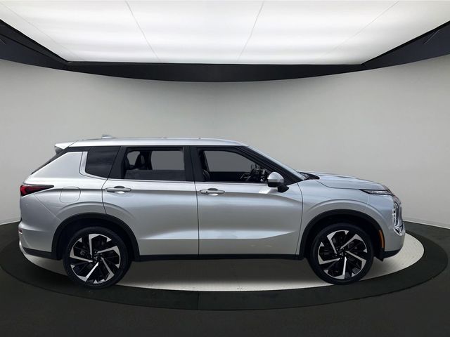 2024 Mitsubishi Outlander SE Black Edition photo 3