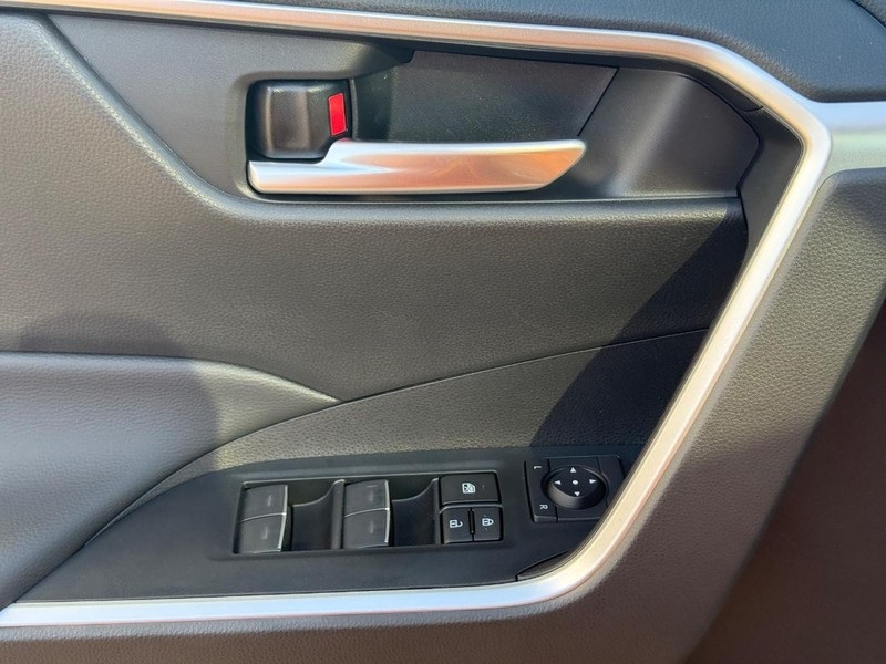 2025 Toyota RAV4 Hybrid XLE photo 24