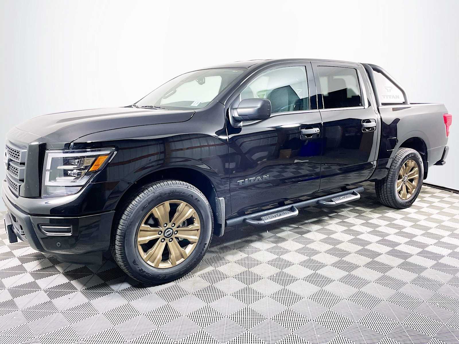 2024 Nissan Titan SV's photo