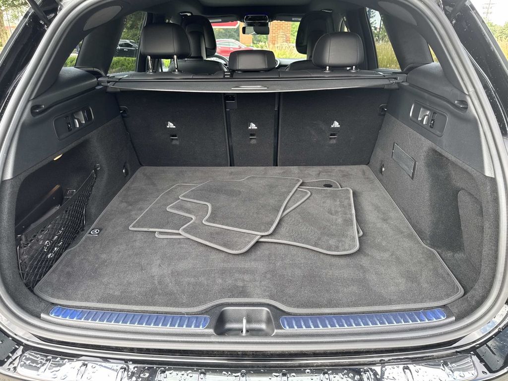 2025 Mercedes Benz GLC 300 4MATIC photo 4