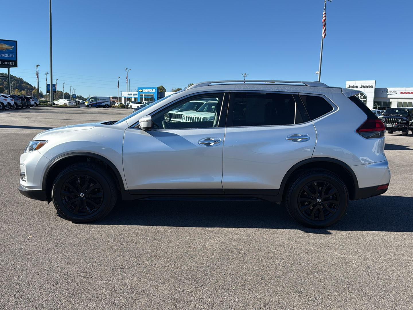 2018 Nissan Rogue SV photo 3