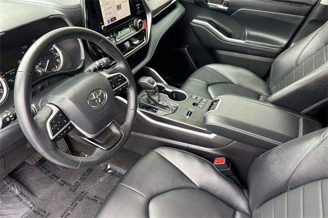 2025 Toyota Highlander XLE photo 10