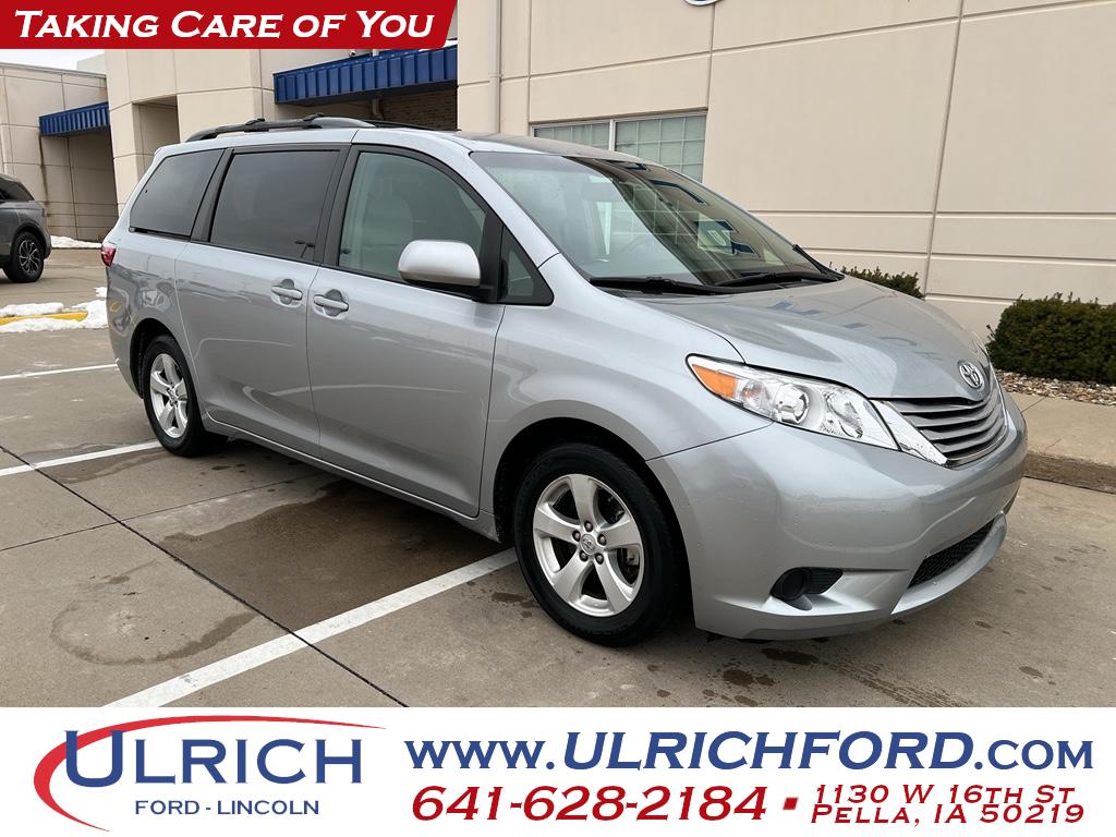 2017 Toyota Sienna LE's photo
