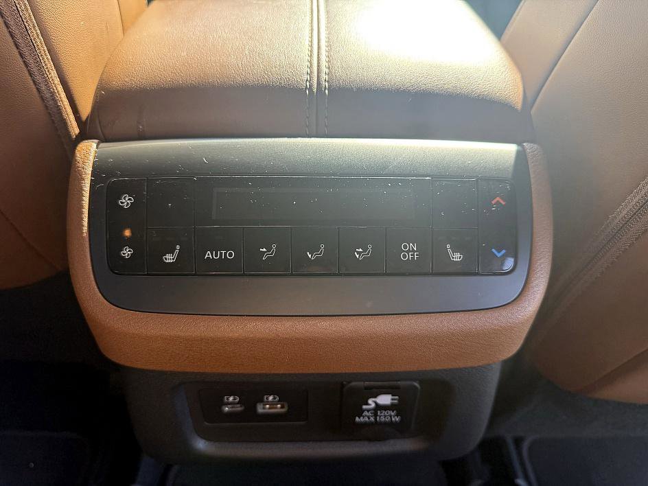 2023 Nissan Pathfinder Platinum photo 14