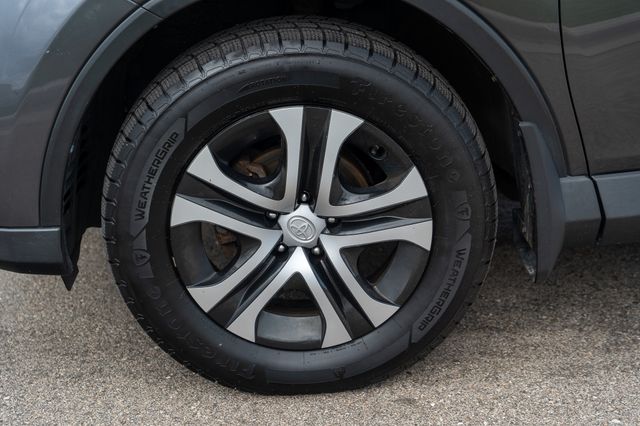 2017 Toyota RAV4 LE photo 7
