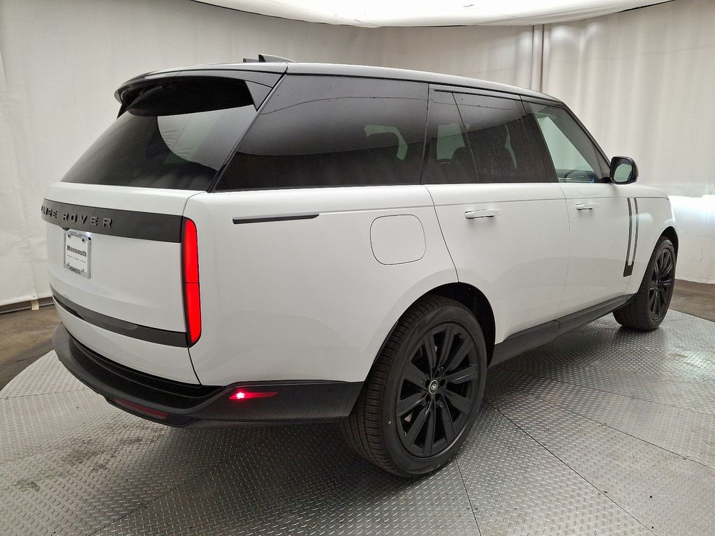 2025 Land Rover Range Rover SE photo 3