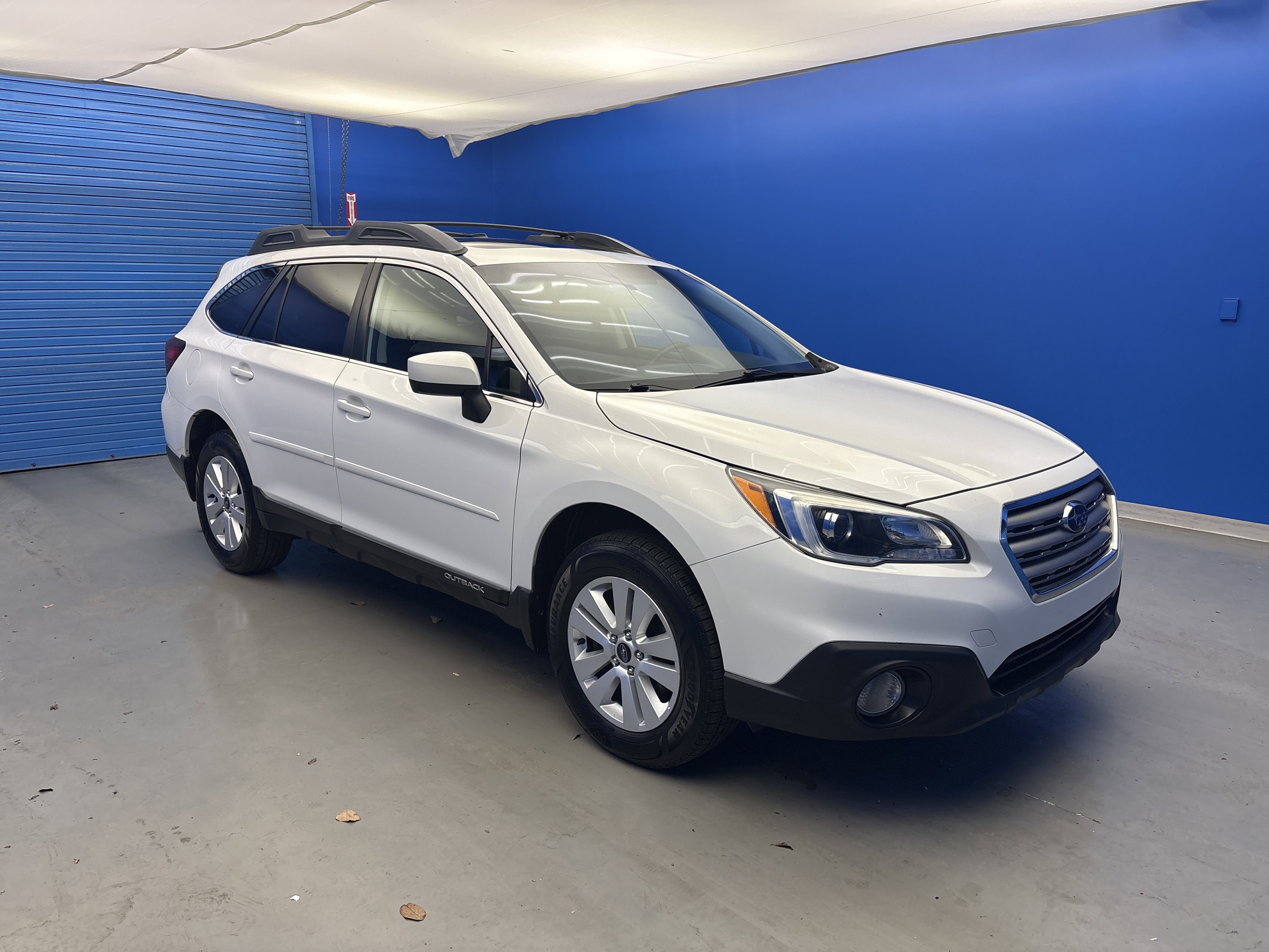 2017 Subaru Outback Premium photo 2