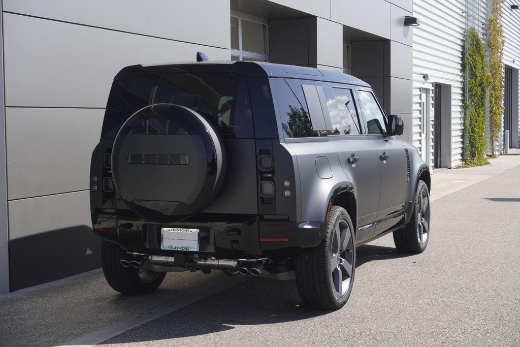 2025 Land Rover Defender 110 V8 photo 2