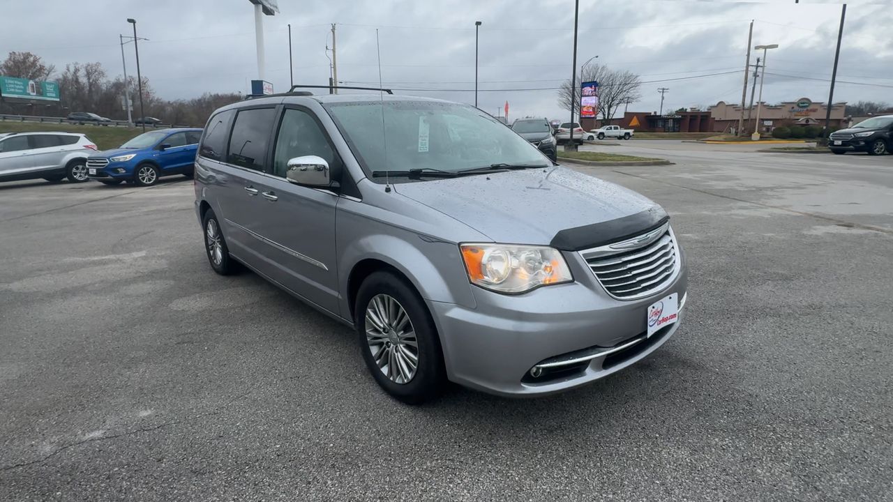 2014 Chrysler Town & Country photo 3