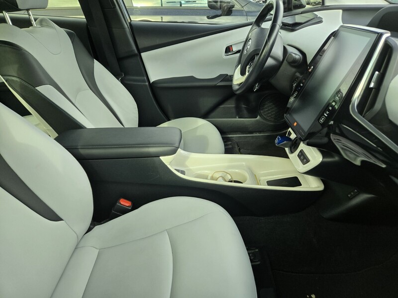 2018 Toyota Prius Prime Advanced photo 2