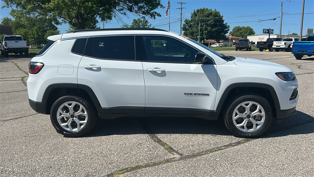 2025 Jeep Compass Latitude photo 2