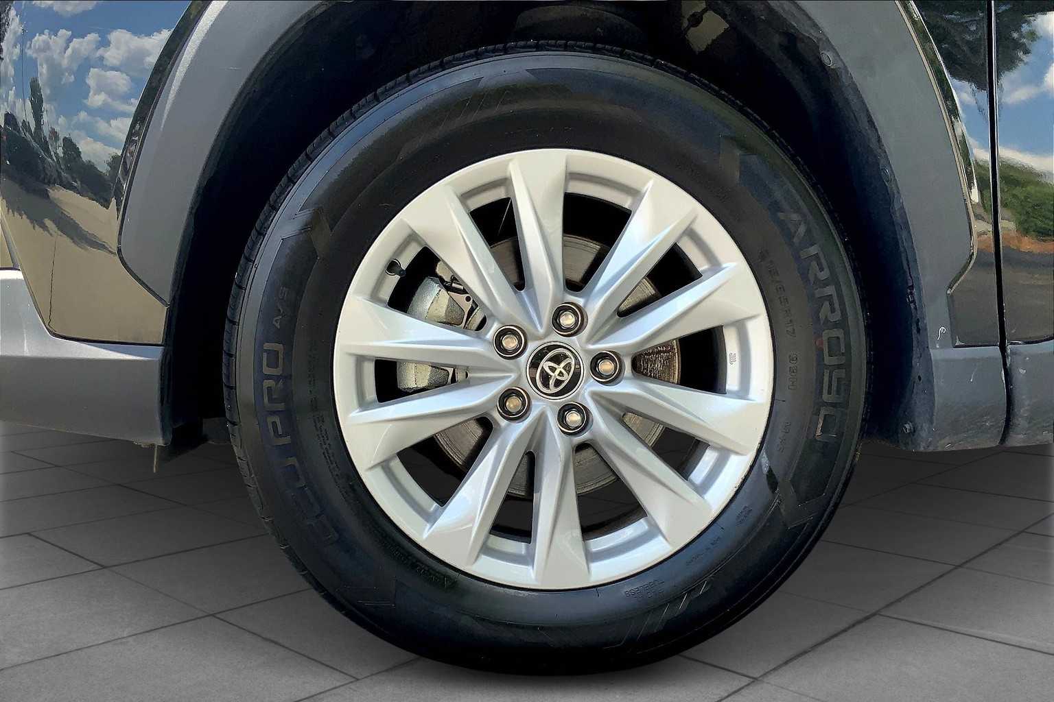 2022 Toyota Corolla Cross LE photo 10