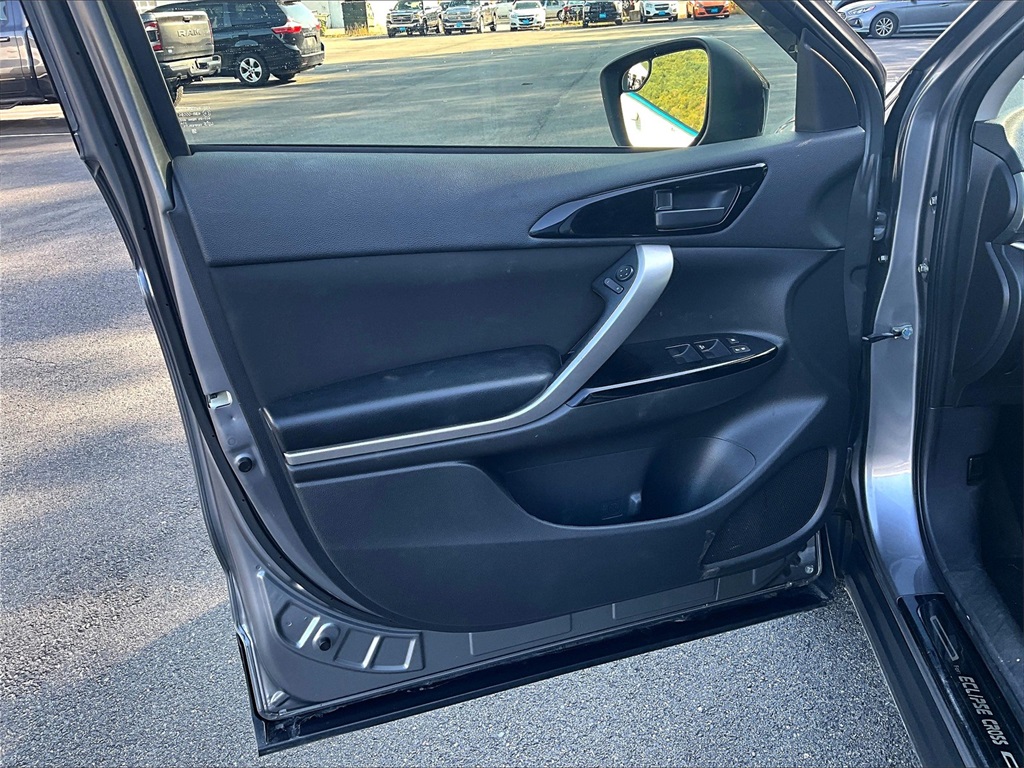 2019 Mitsubishi Eclipse Cross LE photo 7