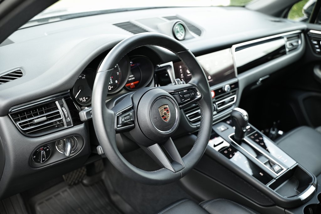 2024 Porsche Macan T photo 4