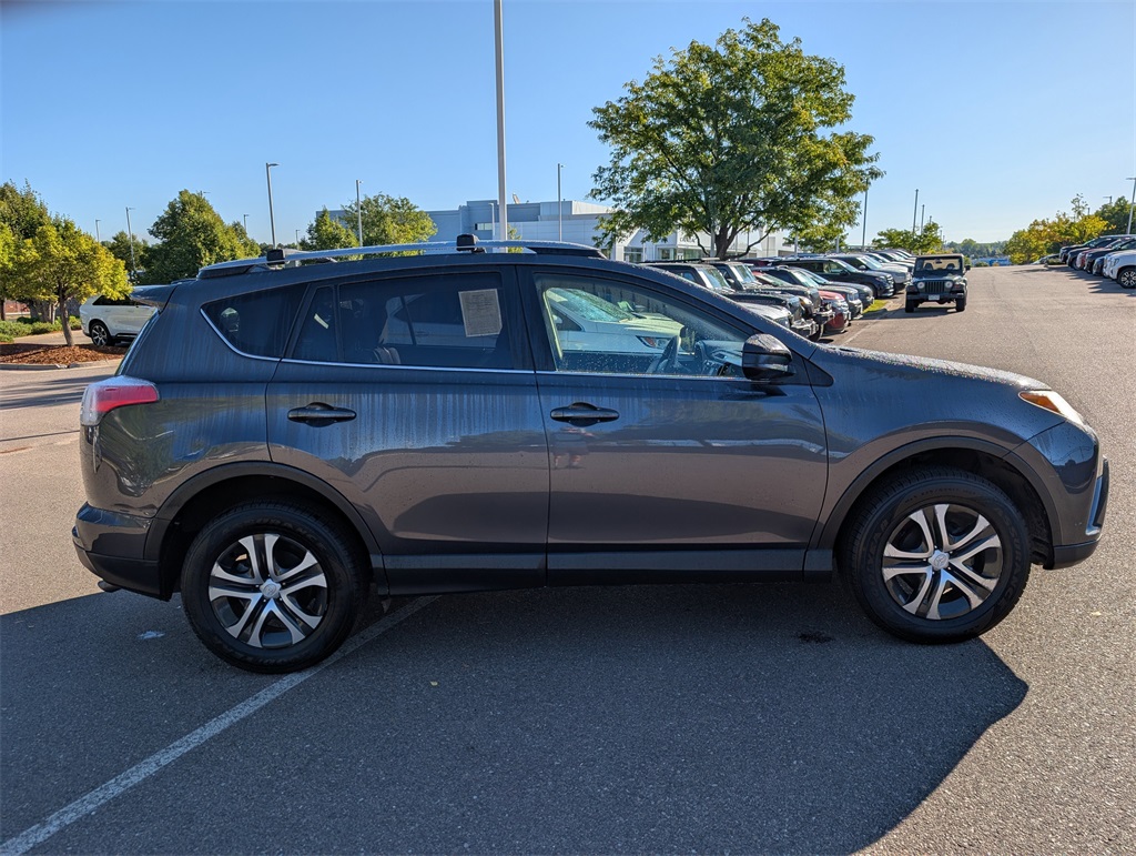 2017 Toyota RAV4 LE photo 5