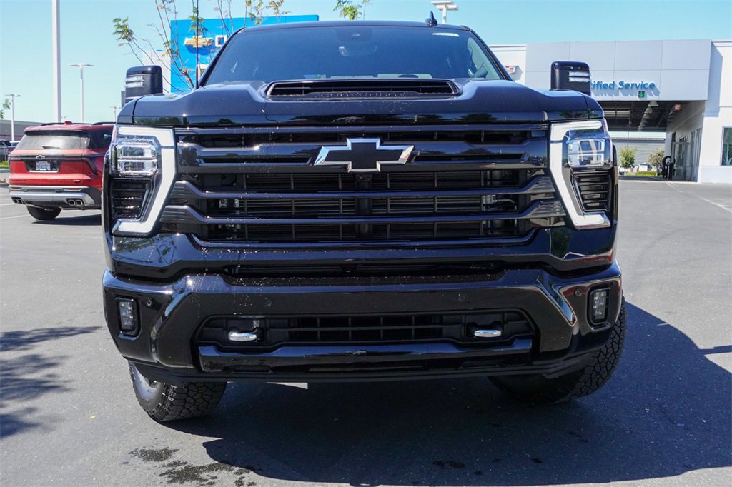 2025 Chevrolet Silverado 2500HD High Country photo 3