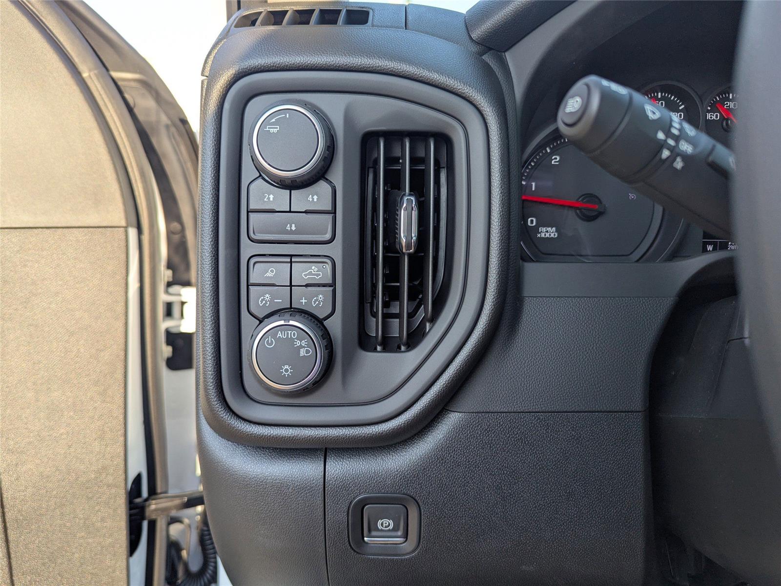2025 Chevrolet Silverado 2500HD Custom photo 30