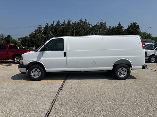 2025 Chevrolet Express Cargo 3500 photo 2