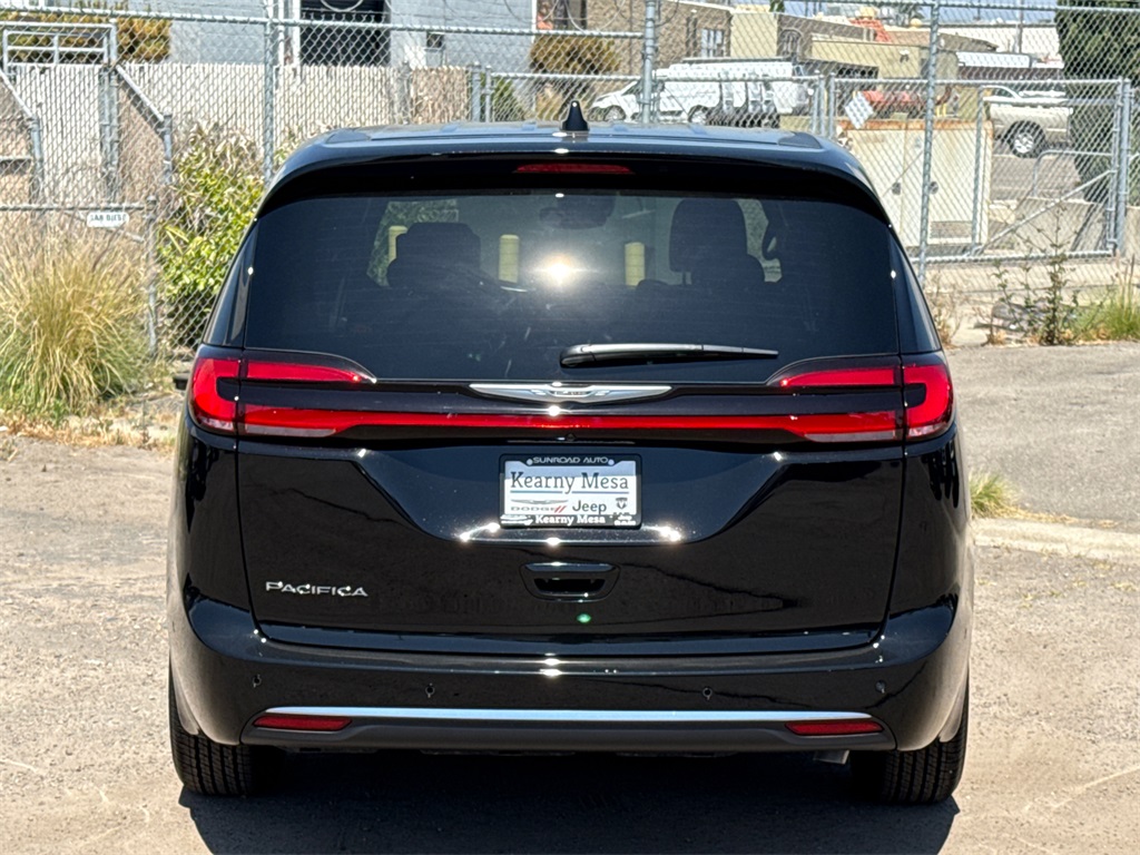 2025 Chrysler Pacifica photo 10