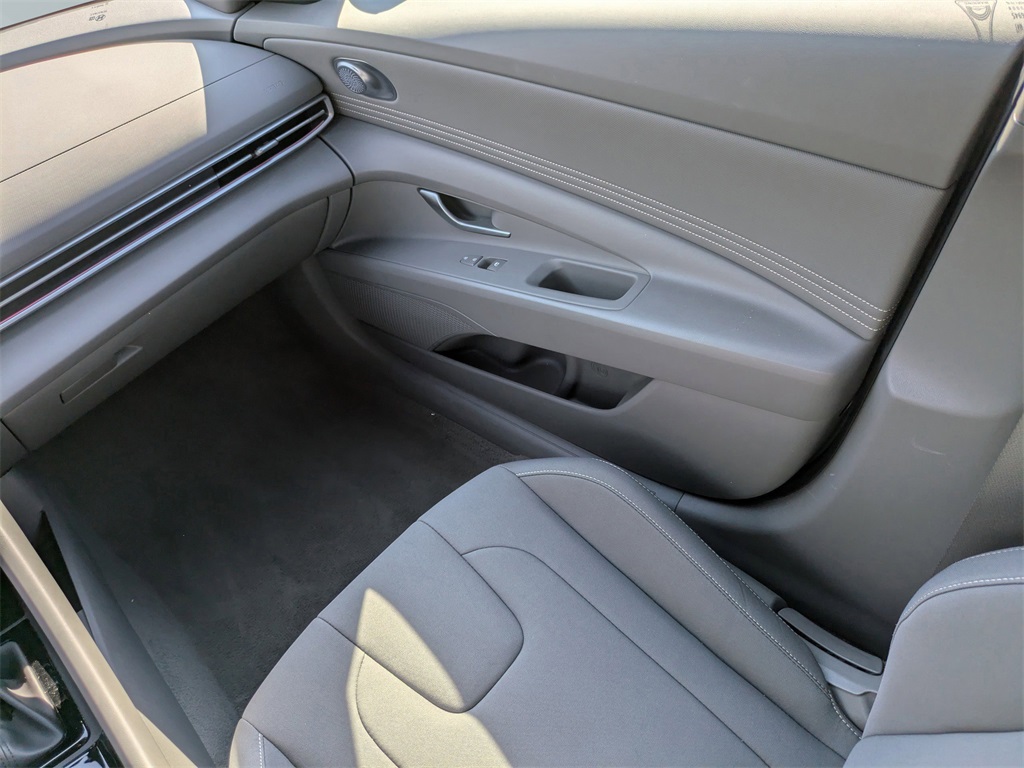 2024 Hyundai Elantra SEL Convenience photo 16