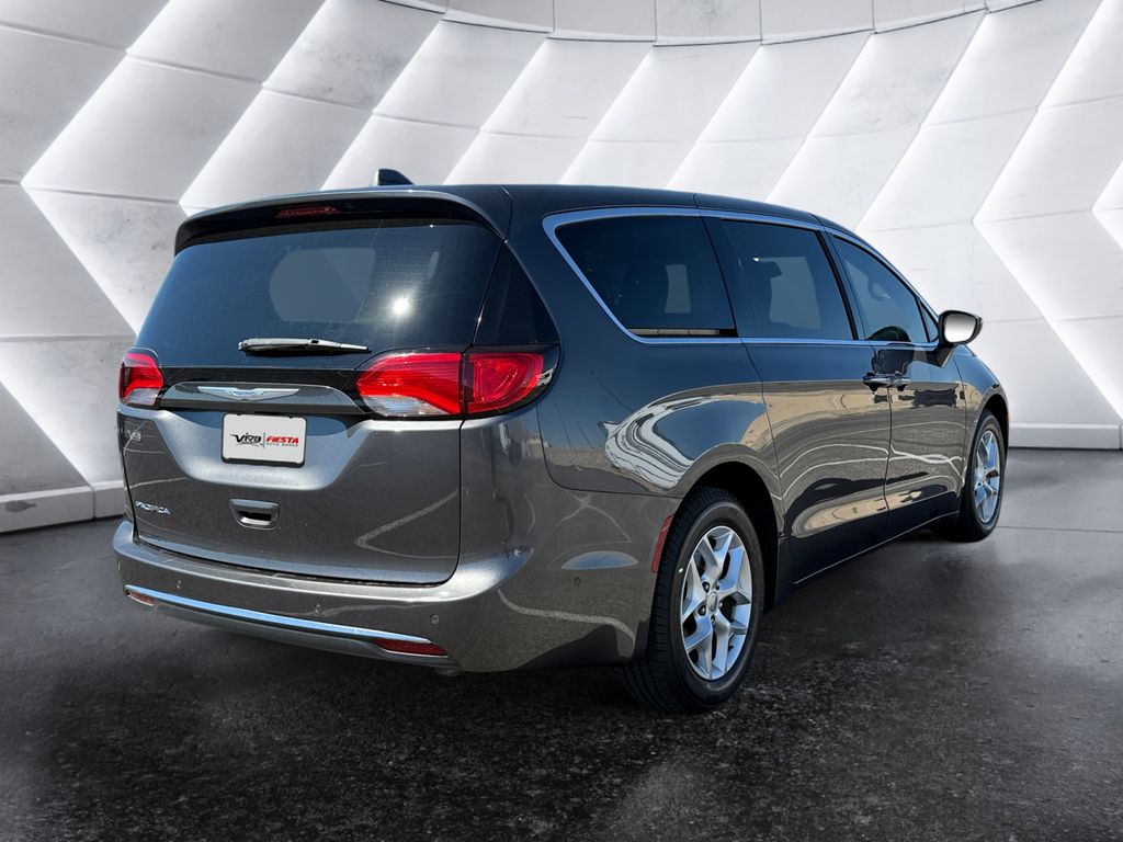 2020 Chrysler Pacifica Touring photo 4