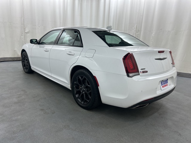 2023 Chrysler 300 Touring L photo 4