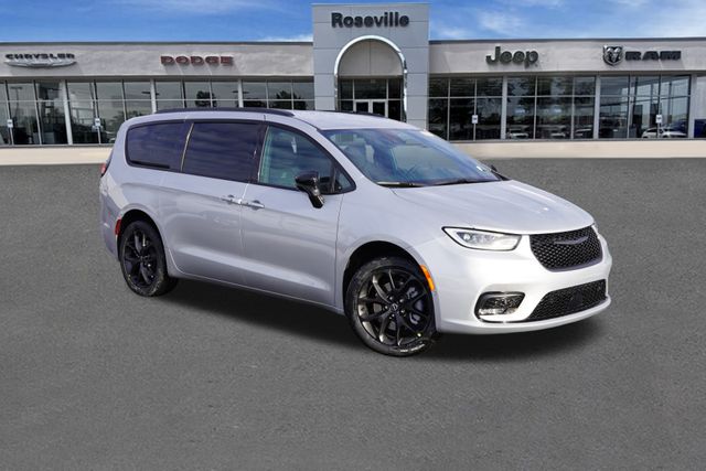 2026 Chrysler Pacifica Select's photo