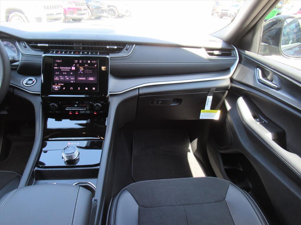 2025 Jeep Grand Cherokee Altitude photo 13