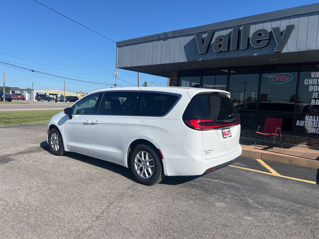 2024 Chrysler Pacifica Touring L photo 3