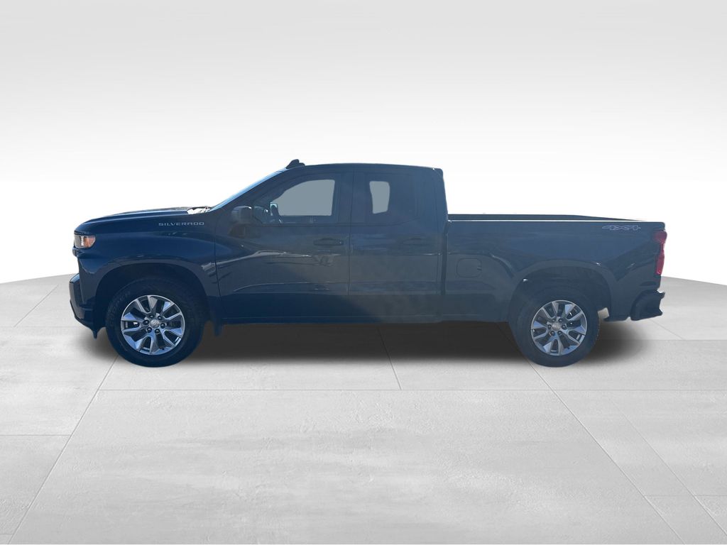 2021 Chevrolet Silverado 1500 Custom photo 2