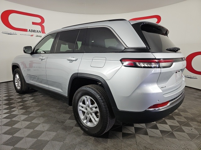 2023 Jeep Grand Cherokee Laredo Altitude photo 5