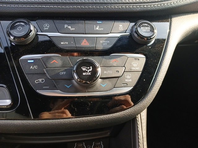 2025 Chrysler Pacifica Limited photo 17