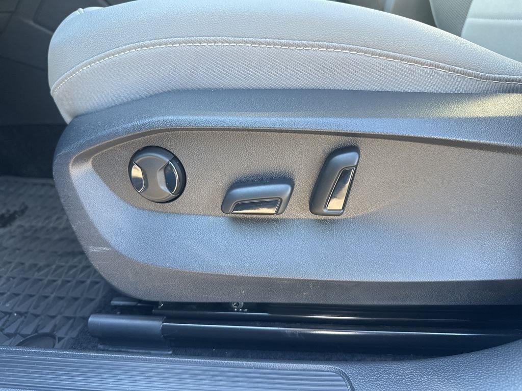 2024 Volkswagen Taos SE photo 8