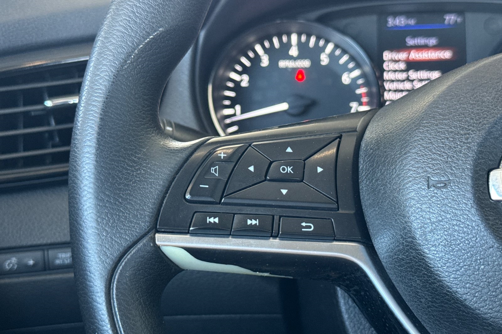 2018 Nissan Rogue S photo 18
