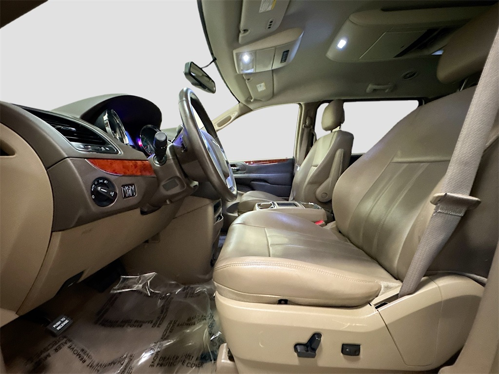2013 Chrysler Town & Country Touring photo 5