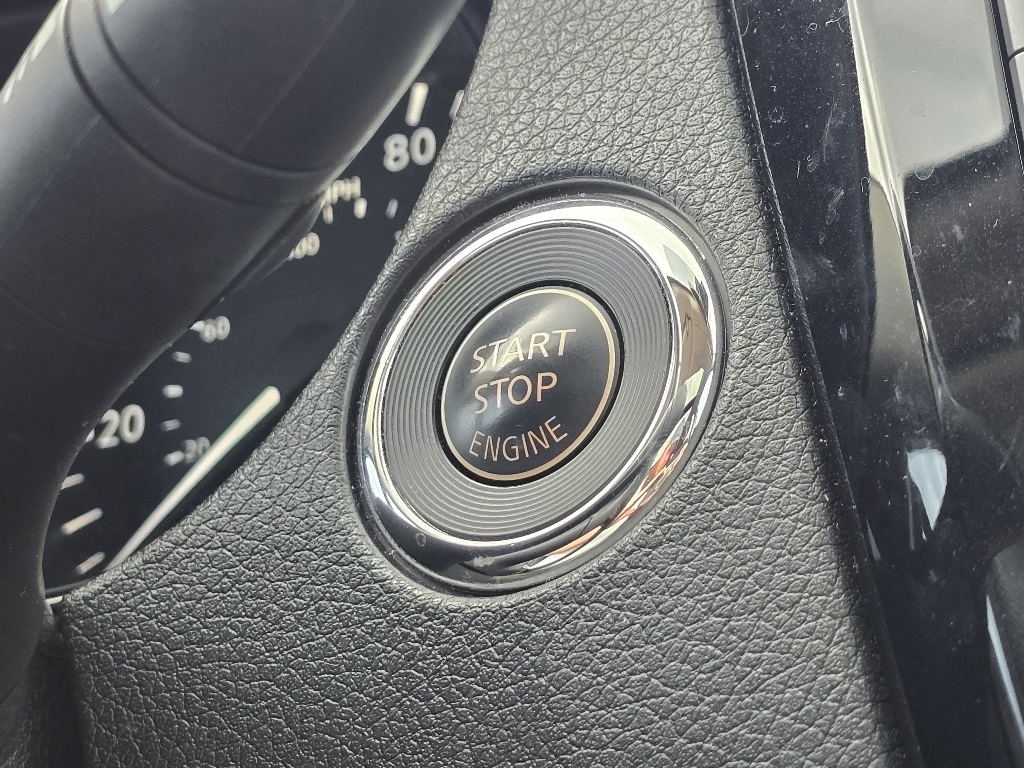 2020 Nissan Rogue SV photo 16