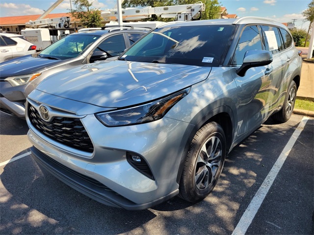 2022 Toyota Highlander XLE photo 2