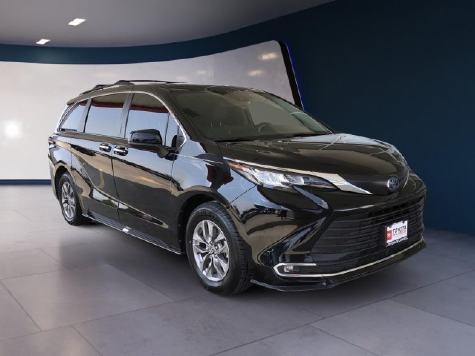 2023 Toyota Sienna XLE photo 7