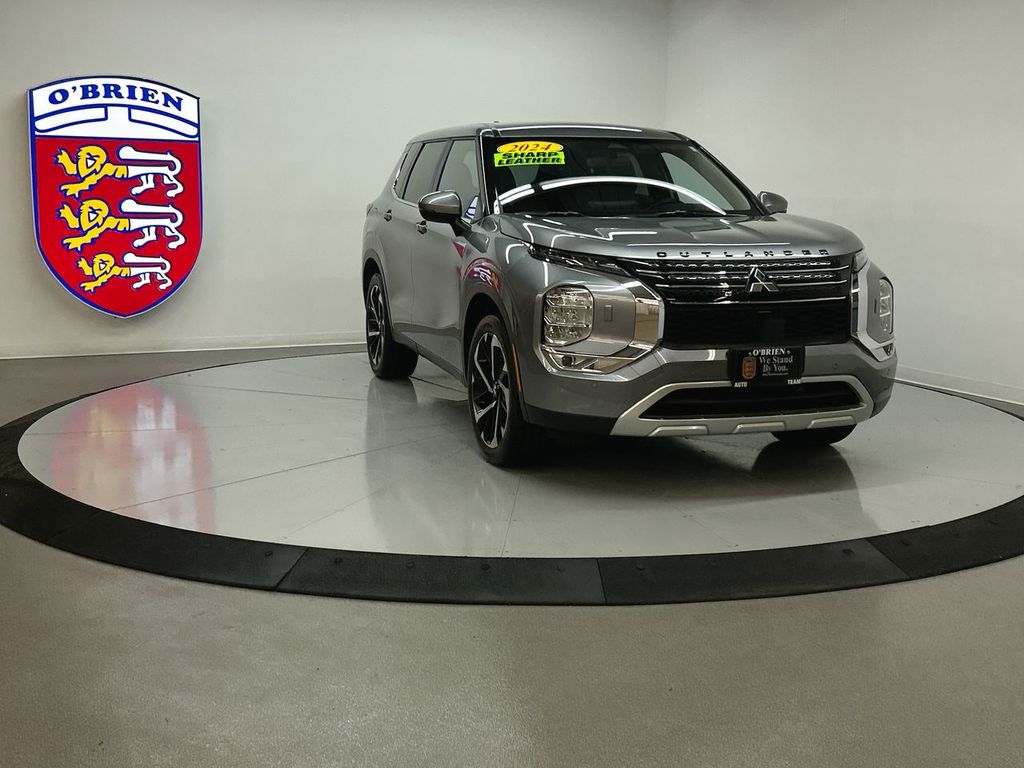 2024 Mitsubishi Outlander SE's photo
