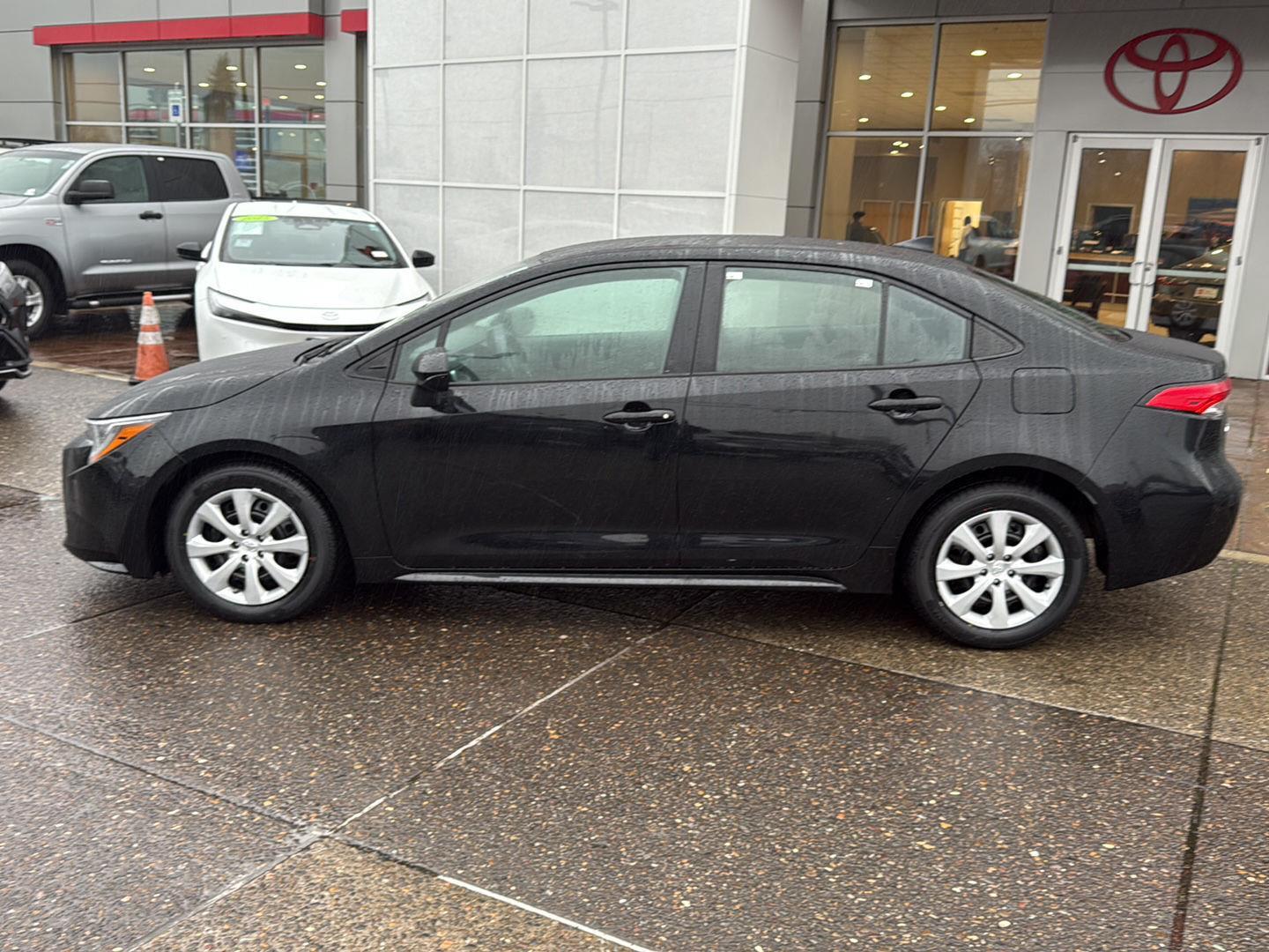 2023 Toyota Corolla LE photo 2