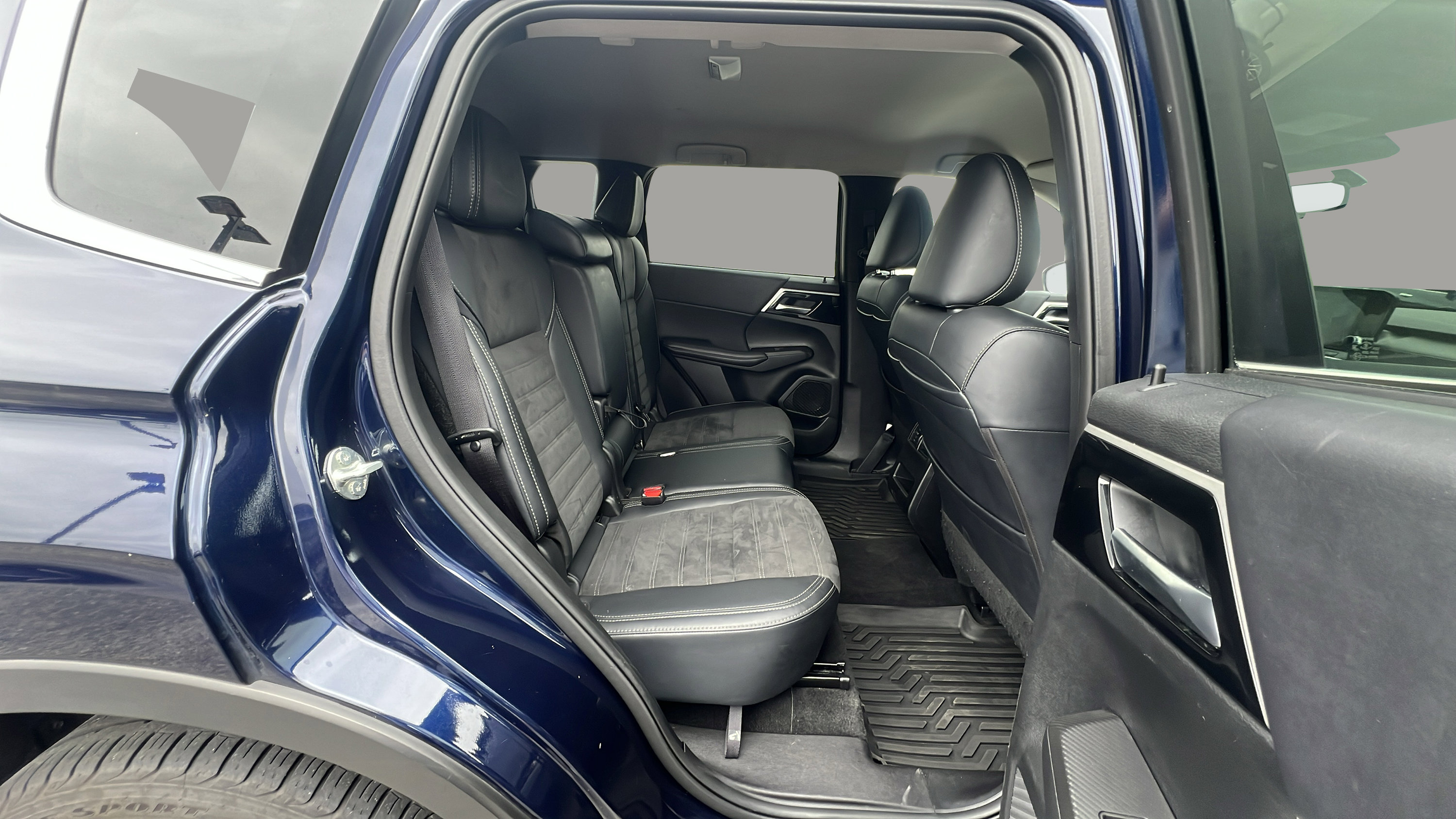 2024 Mitsubishi Outlander SE Black Edition photo 17